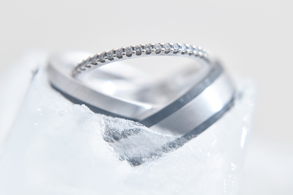 Ehering mit Spiegelung – kreatives Ringfoto