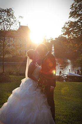 Brautpaar als Silhouette im Sonnenuntergang