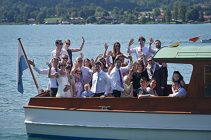 Hochzeitsgesellschaft auf einem Ausflugsboot am See