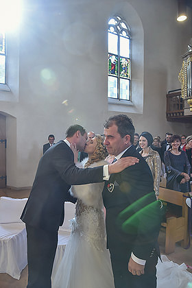 Trauung in der Kirche vor den Gästen