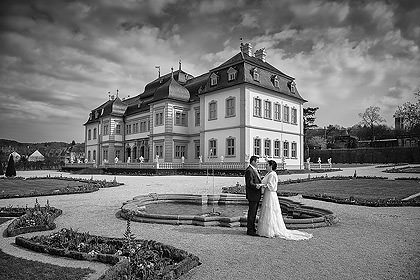 Brautpaar vor einem Schloss mit barockem Garten (Schwarz-Weiß)