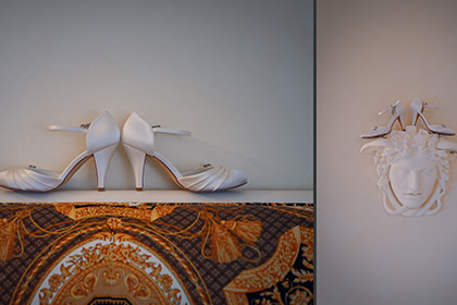 Weiße Brautschuhe und edles Deko-Detail