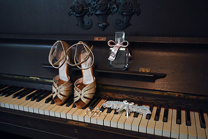Brautschuhe auf den Tasten eines Klaviers