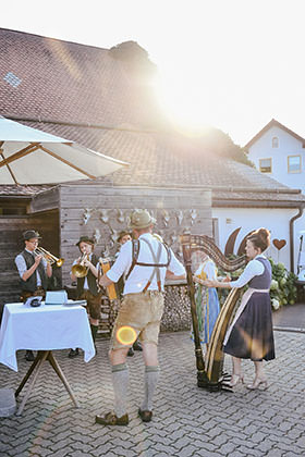 Trachtenkapelle spielt vor der Hochzeitslocation