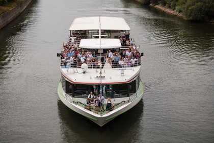 Ausflugsschiff mit der Hochzeitsgesellschaft auf dem Fluss